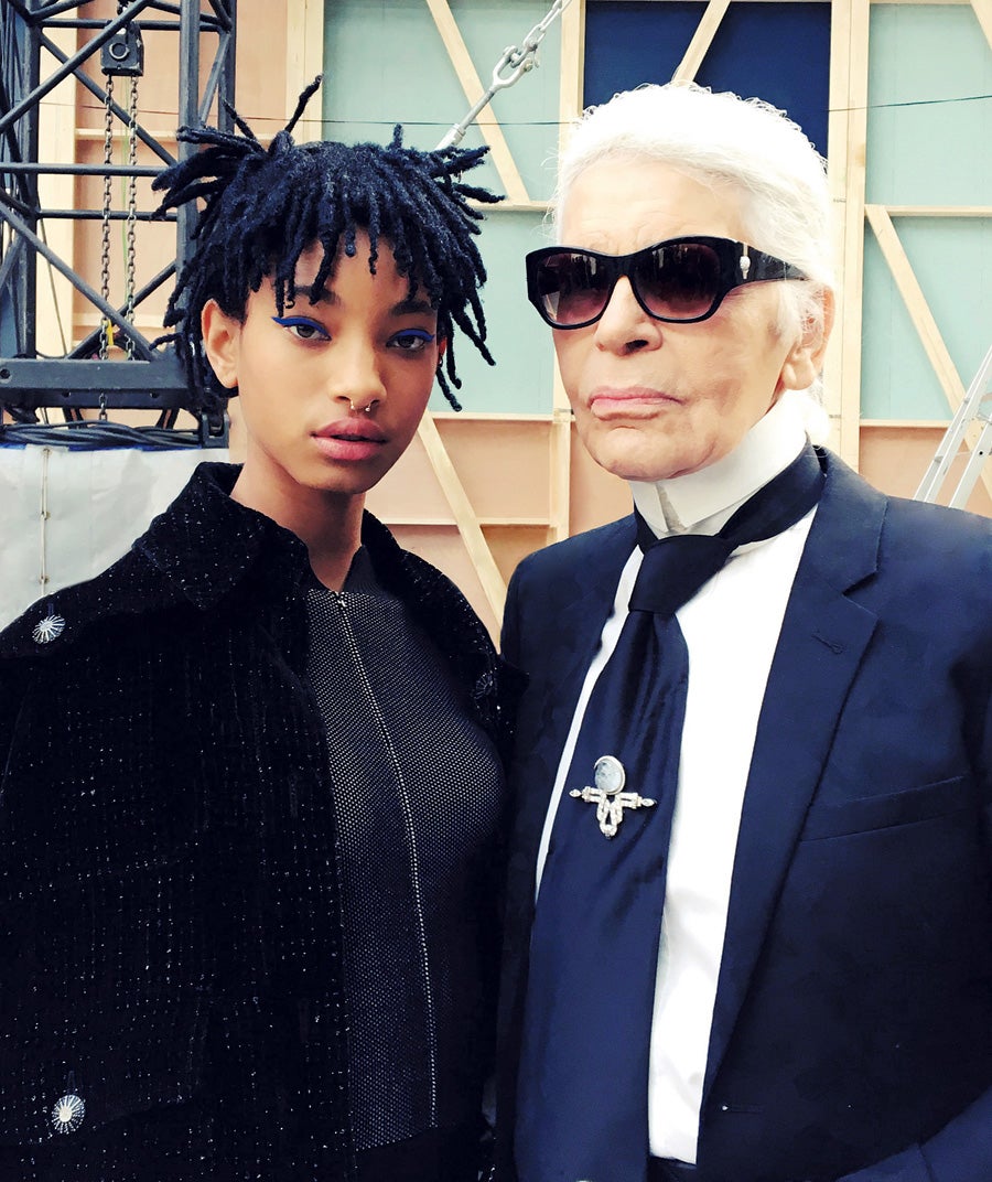 Además de acabar algunos desfiles de la mano de su ahijado de siete años, ahora el kaiser de la moda ha elegido a Willow Smith, actriz y cantante de 15 años #hija del actor Will Smith#, nueva embajadora de Chanel.