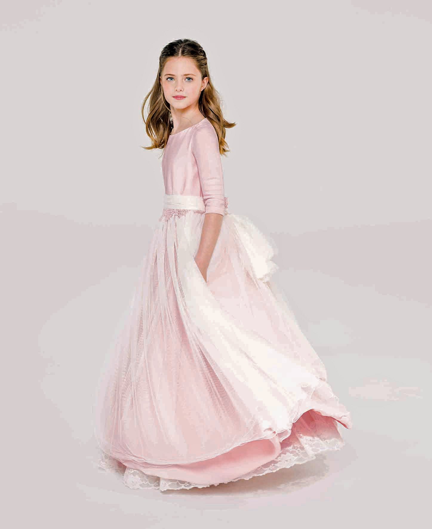 Si el vestido de novia es para muchas mujeres el más importante de su vida, el de la Primera Comunión lo es para muchas niñas. Con esta premisa, la diseñadora Isabel Zapardiez ha creado su primera colección de vestidos para esta ceremonia, con la marca The other white dress.