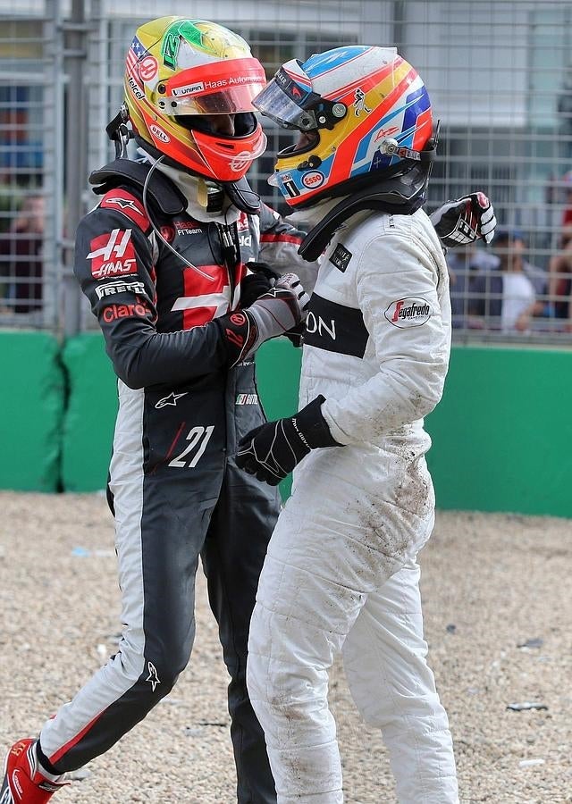 Esteban Gutiérrez corrió a asegurarse de que Fernando Alonso estaba bien tras el brutal accidente en el primer GP del Mundial 2016.