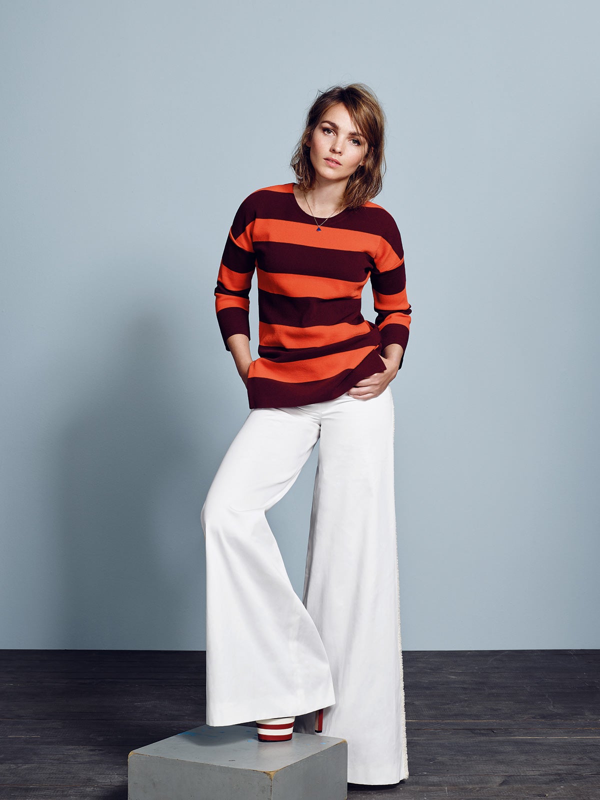 Jersey de Bimba y Lola, pantalón de CH Carolina Herrera, sandalias de Gucci y colgante de Bulgari. Estilismo: Pilar Lara. Maquillaje y peluquería: Iván Gómez (Kasteel Agent) para Chanel y Balmain Paris Styling Line.