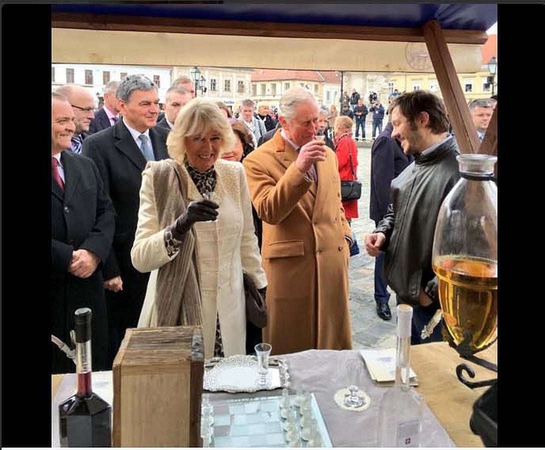 El matrimonio, de afinado paladar, sabe apreciar un buen licor.