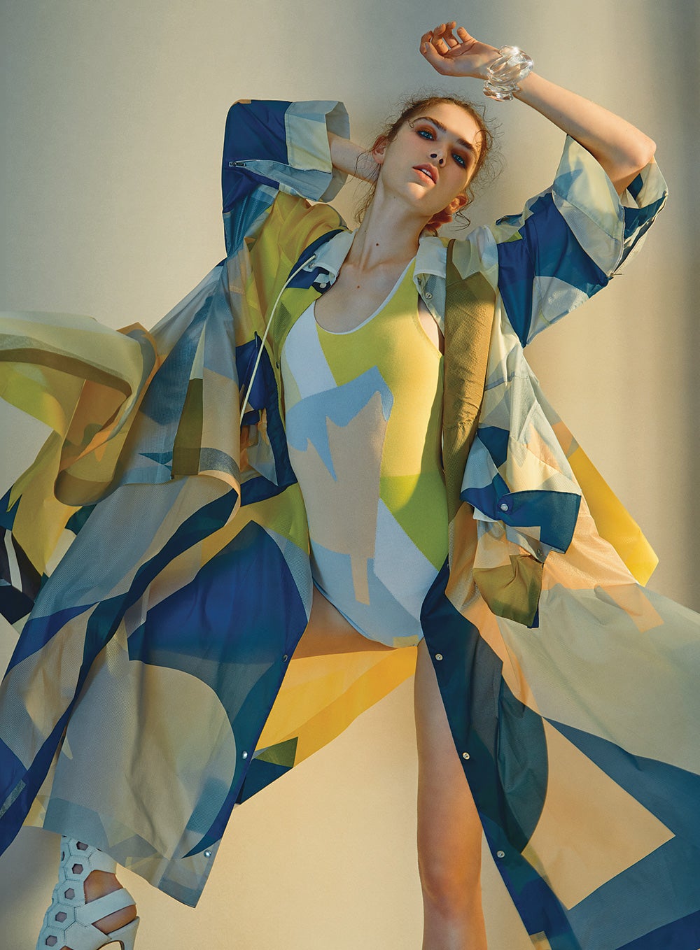 Body de punto y cortavientos, ambos de Lacoste, sandalias de Pedro García y brazalete de Loewe. Estilismo José Herrera. Maquillaje: Agostino Faggiano (Talents) para Bobby Brown. Peluquería: Manuel Moreno para Kerastase.