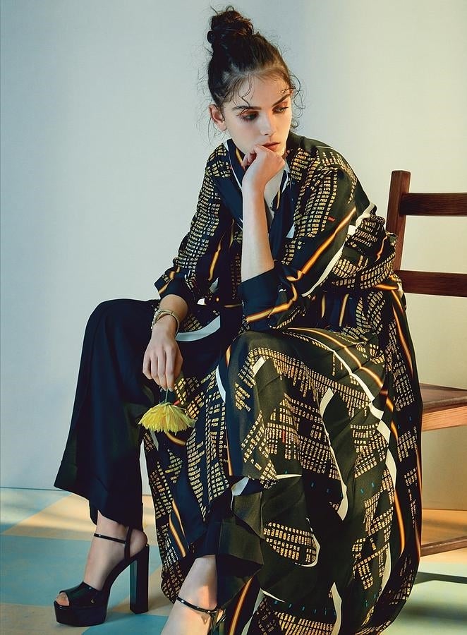 Blusa, falda y pantalón de Chanel, que también firma el brazalete. Sandalias de Serena Whitehaven. Estilismo José Herrera. Maquillaje: Agostino Faggiano (Talents) para Bobby Brown. Peluquería: Manuel Moreno para Kerastase.