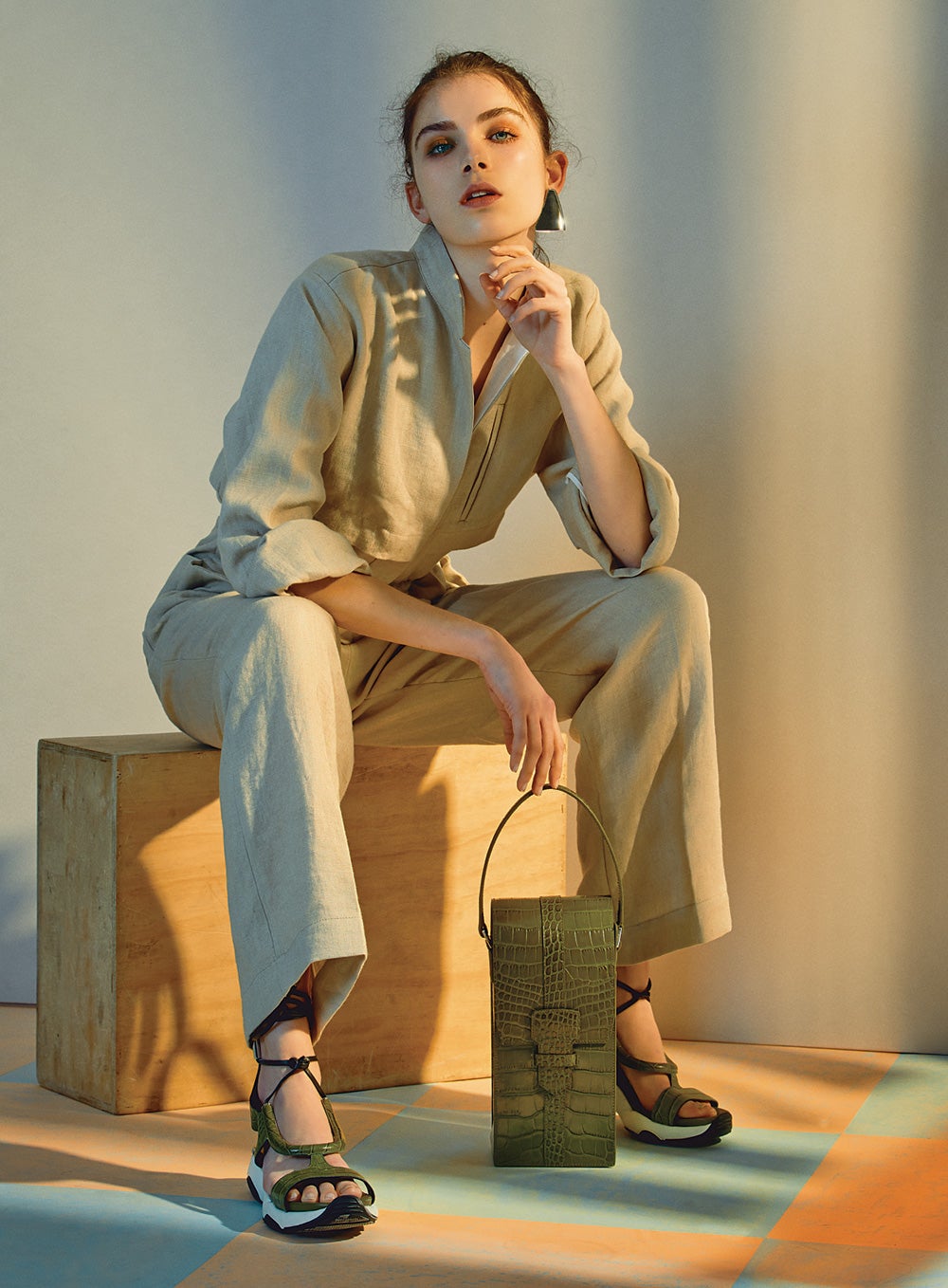 Mono y pendiente de espejo, de Loewe. Bolso y sandalias de Salvatore Ferragamo. Estilismo José Herrera. Maquillaje: Agostino Faggiano (Talents) para Bobby Brown. Peluquería: Manuel Moreno para Kerastase.