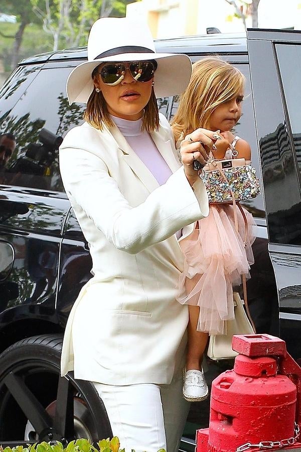 Khloé Kardashian instantes antes de entrar a la iglesia para la celebración.