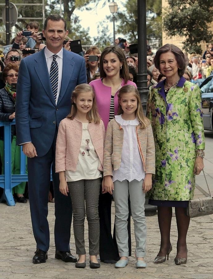 Don Felipe, doña Letizia, sus dos hijas y doña Sofía atienden de la prensa antes de la Misa de Pascua.