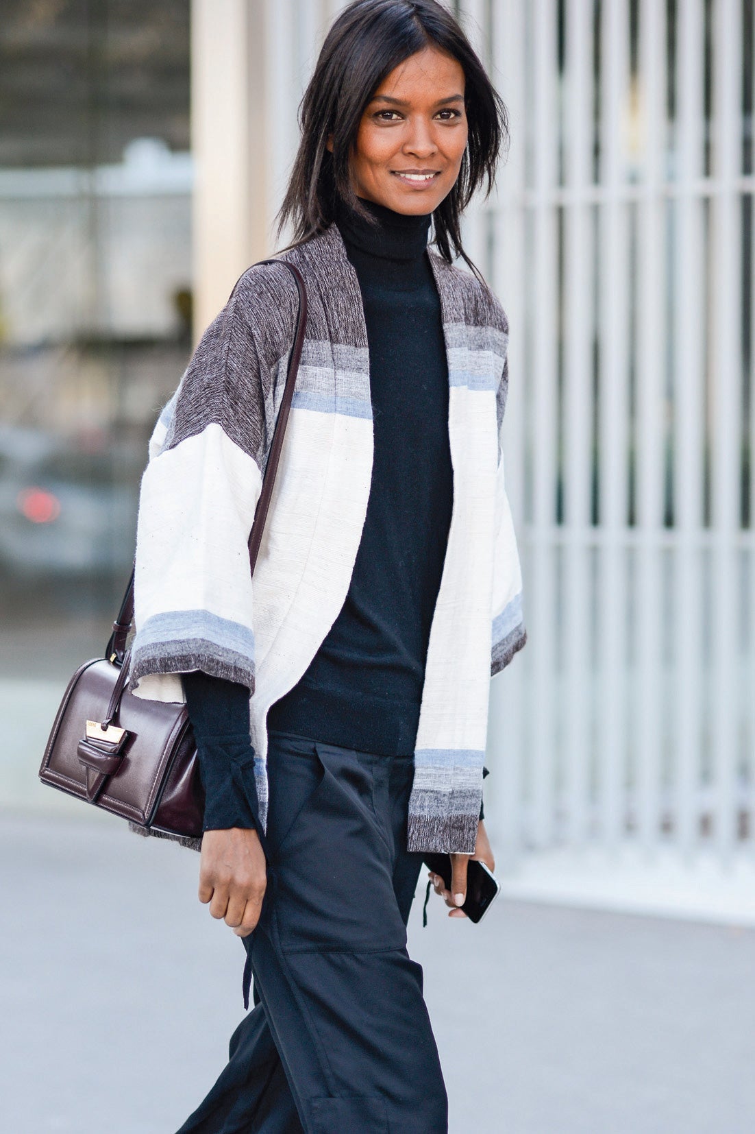 La top etíope Liya Kebede luce en París el modelo Barcelona de Loewe.