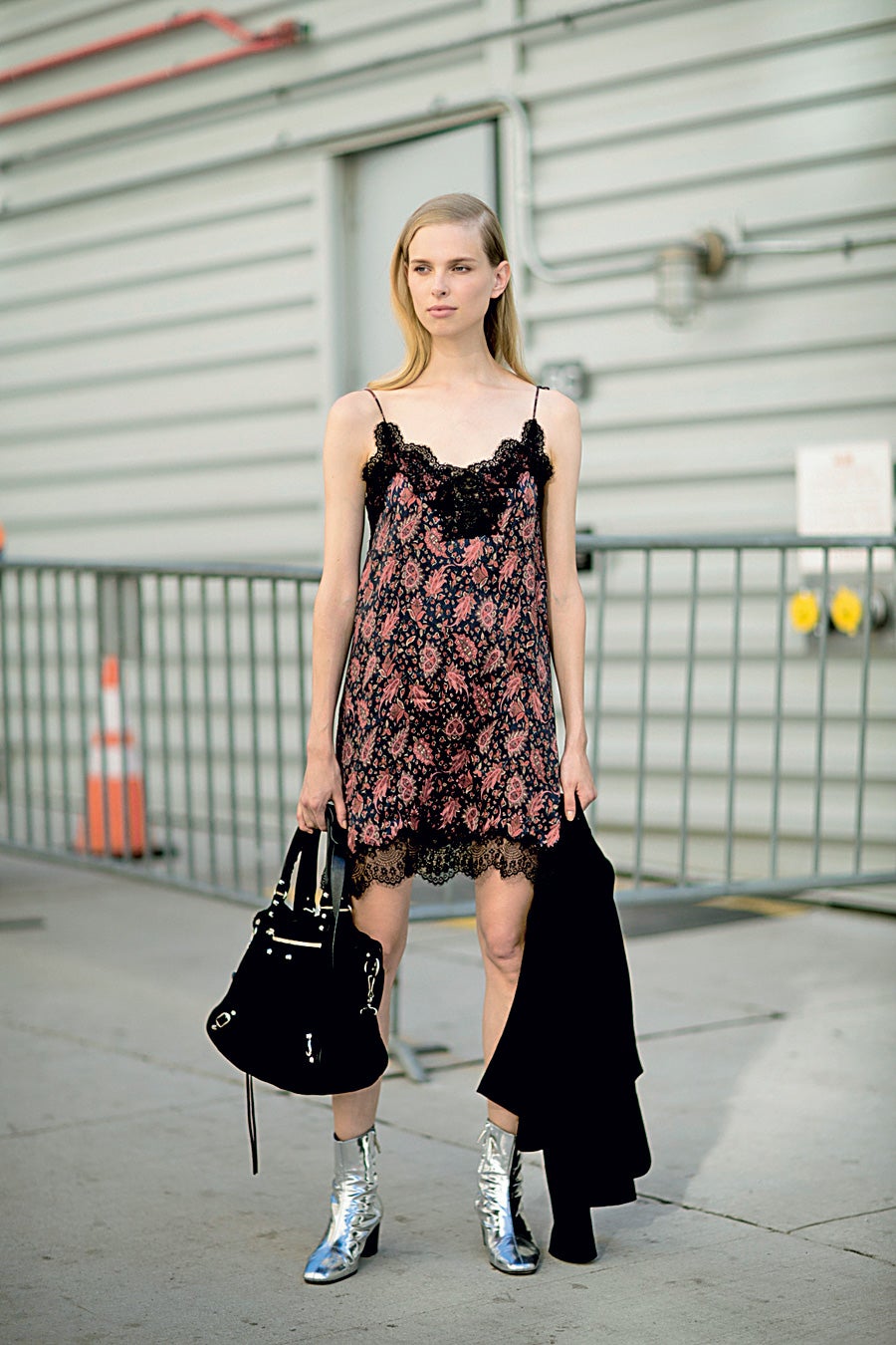 Durante uno de los desfiles de la semana de la moda de Nueva York, esta modelo luce un diseño de Balenciaga.