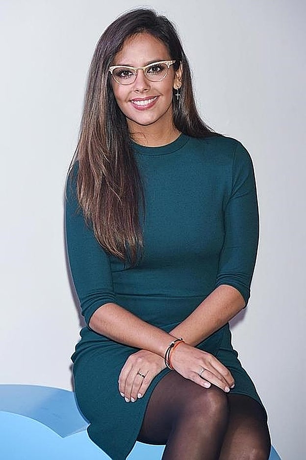 Cristina Pedroche se ríe de las críticas que ha suscitado un comentario suyo sobre la maternidad en una entrevista.