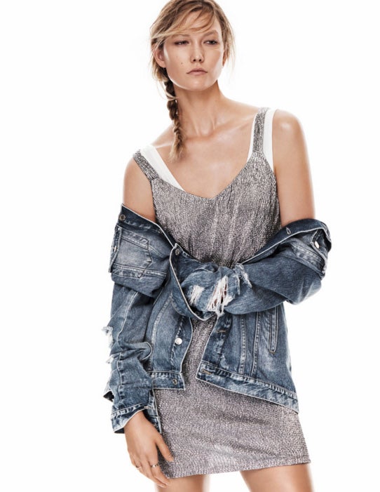 'New Metallics' recupera la estética grunge que triunfó en la década de los 90 a través de los tonmos metalizados y ese aire desenfadado