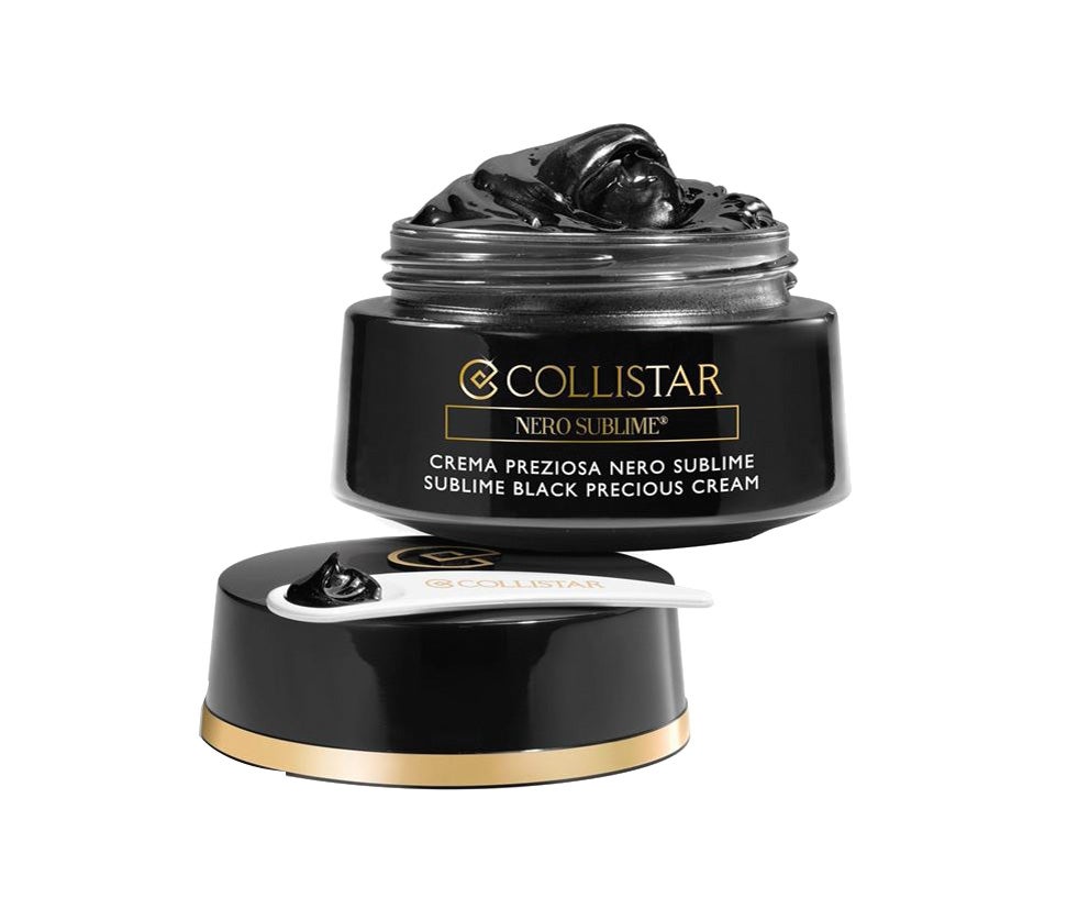 Acostumbradas a las cremas blancas, llega la sorprendente línea Sublime Black, de Collistar, con sérum, crema y mascarilla. El negro, una tendencia que llega de Asia, no es un mero efecto visual: responde a la presencia de un principio activo, las perlas negras hidrolizadas. Por supuesto, ni mancha ni deja rastro alguno.