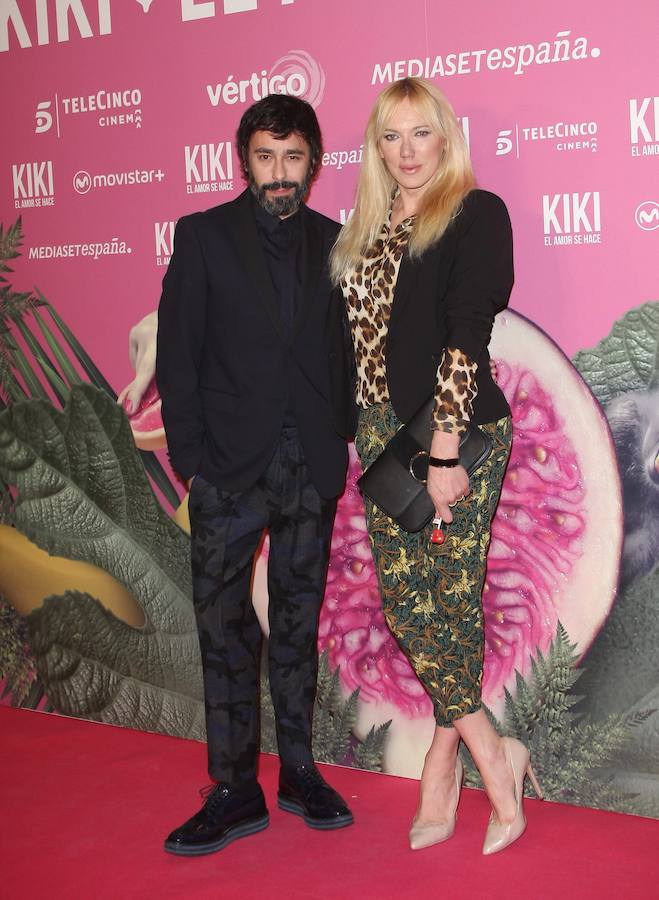 El diseñador de moda acudió del brazo de Topacio Fresh a la premiére celebrada en Madrid