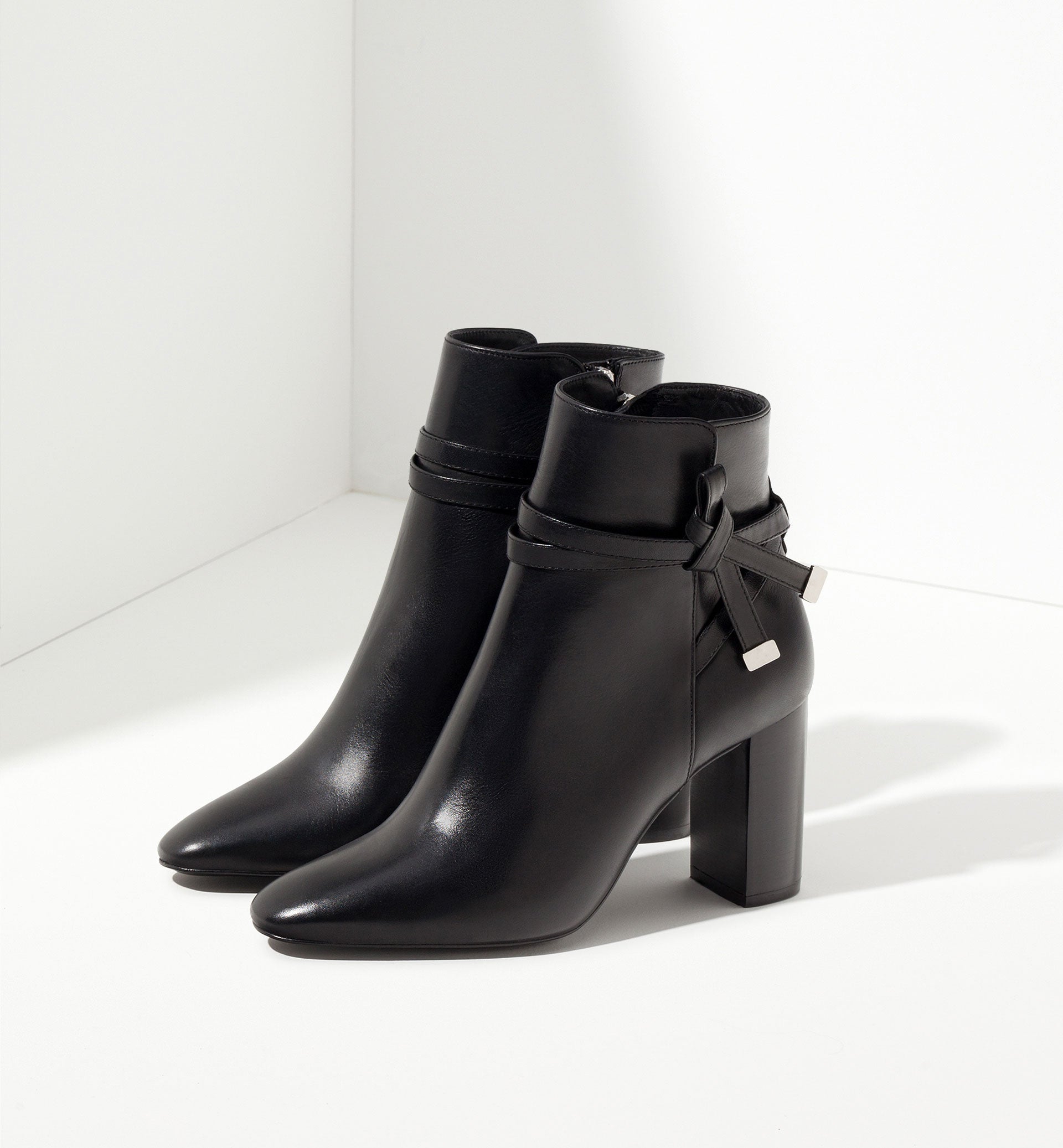 En color negro y con tacón cómodo, una opción infalible que ahora está más asequible (Precio rebajado de 125 euros a 79.95 euros).