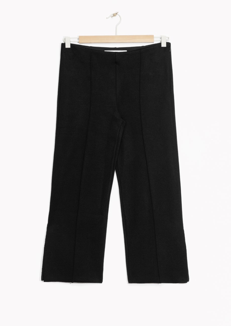 En color negro, tipo culotte y con aberturas laterales es este modelo disponible en las rebajas de temporada (Precio rebajado de 65 euros a 33 euros).