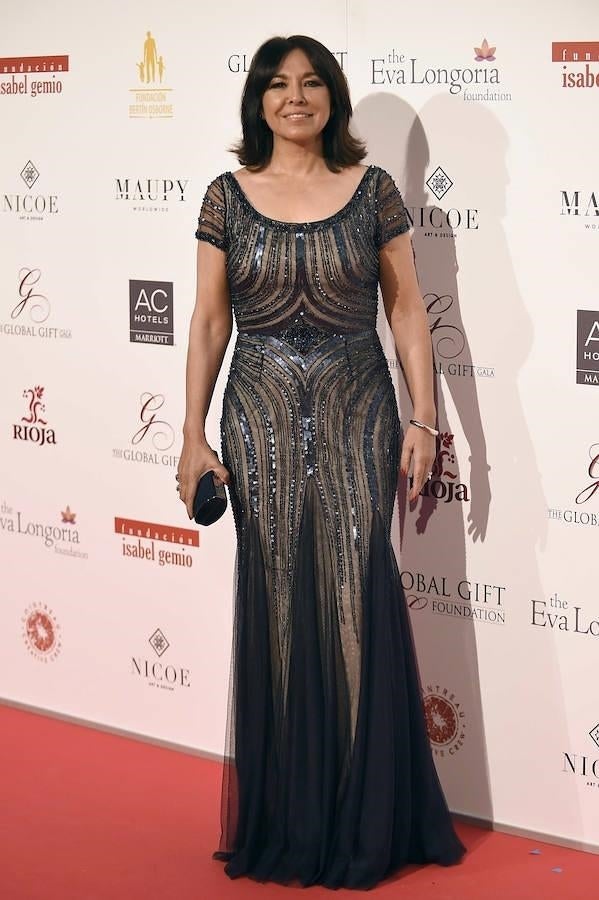 La periodista lució un vestido negro y nude con pedrería.