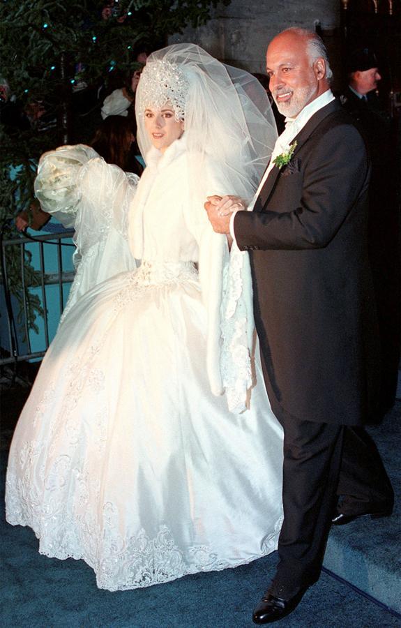 La cantante dio la nota con uno de los vestido de novia más excesivos que recordamos. Más incluso que el de Lady Di, que ya es decir. Brillos, volúmenes XXL, bordados joya, cristales de Swarovski, piel, un tocado que pesaba más de 3 kilos, velo, más brillos... Vamos, que al modelo diseñado por Mirella y Steve Gentile no le faltaba de nada.