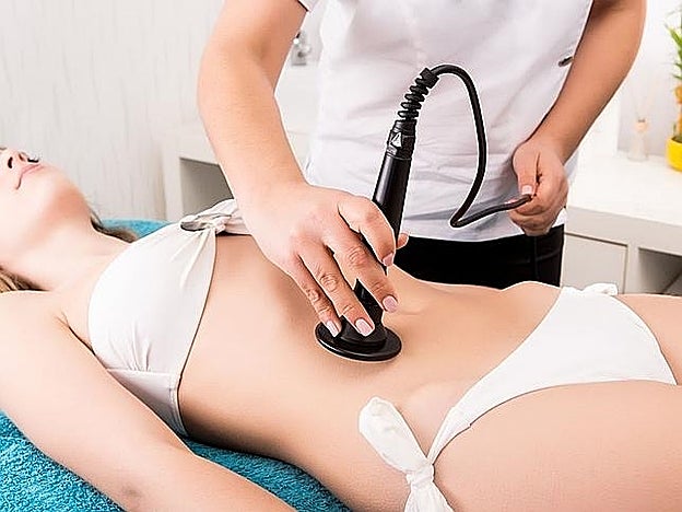 Si quieres lucir un cuerpo perfecto el día de tu boda, entre 6 y 8 meses antes te aconsejamos que te sometas a algún tratamiento corporal en un centro de estética.