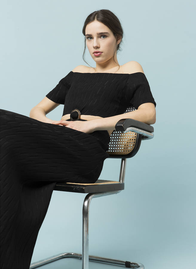 el 'total black' se impone en modelos como este