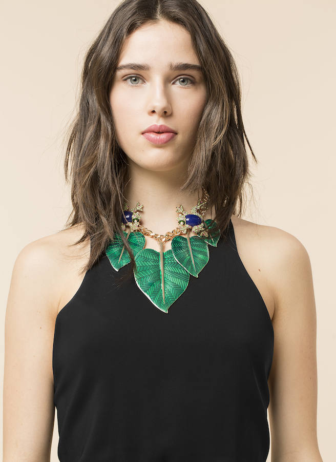 Detalle de joya que destaca en un look sofisticado como este