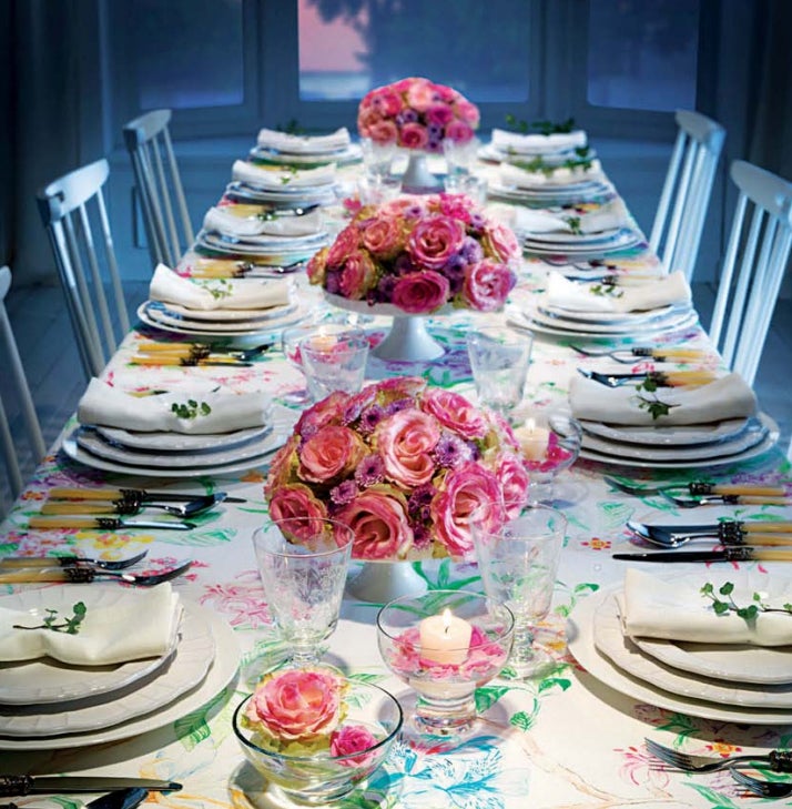 Los clásicos motivos primaverales, las flores y los colores pastel son los protagonistas de esta elegante mesa que nos propone El Corte Inglés en su catálogo Decora primavera-verano 2016.