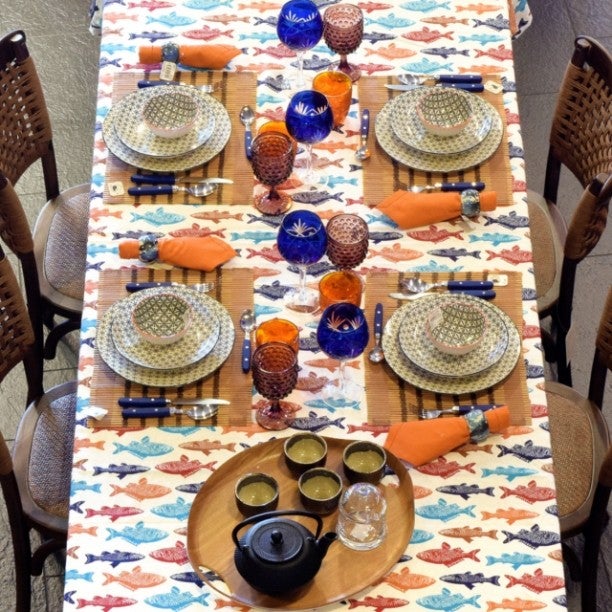 La firma ALDGP mezcla colores y estampados en una mesa muy alegre que nos invita a soñar con el mar, con el sol y con el relax.