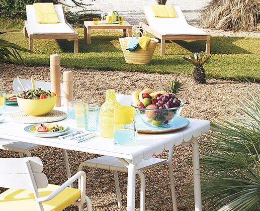 Los colores cítricos son los protagonistas de un menaje que marca la diferencia en esta mesa, perfecta para comida en exterior.