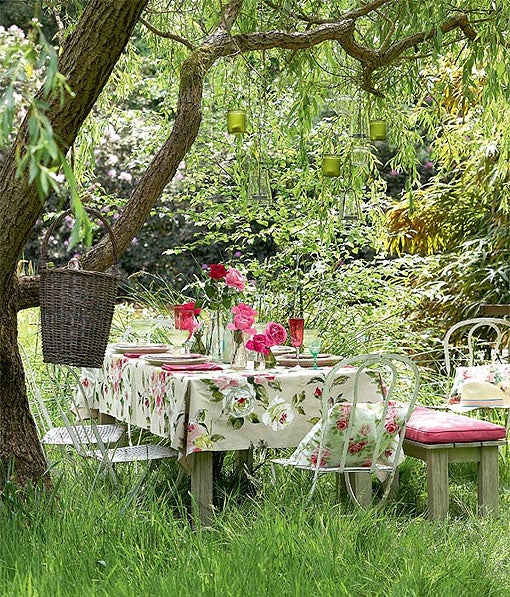 Las flores y los tonos rosados no pueden faltar en la decoración de una mesa primaveral, sobre todo si la colocamos en un espacio exterior. En esta idea que hemos encontrado en Pinterest, el estilo 'boho' flota en el ambiente.