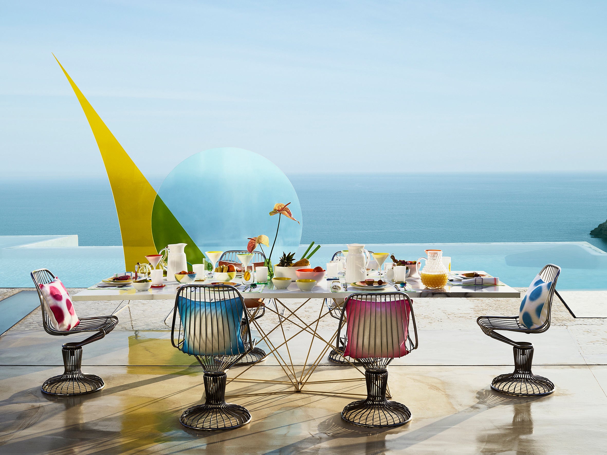 La colección Miami de Zara Home apuesta por una mesa en la que los colores vivos cargados de energia destacan sobre líneas depuradas y mucho blanco. Una propuesta fresca y con mucho estilo.