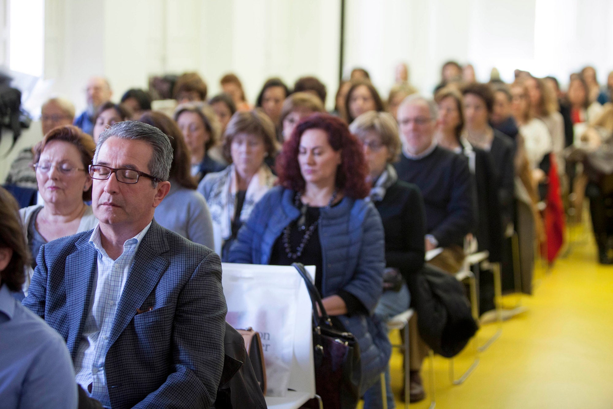 Los asistentes al IV Cancer Beauty Care de Mujerhoy durante la sesión de mindfulness que ofreció Ana Arrabé y en la que ofreció pautas y consejos para utilizar esta práctica en beneficio de la salud.