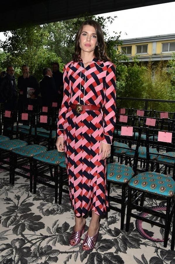 Imagen de la firma, volvió a sorprender con este vestido camisero en rosa, rojo y negro.