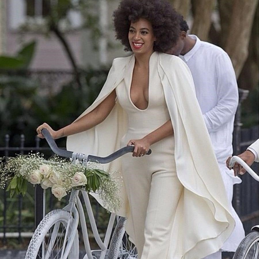 La hermana de Beyoncé llegó montada en bicicleta sorprendiendo a todos.