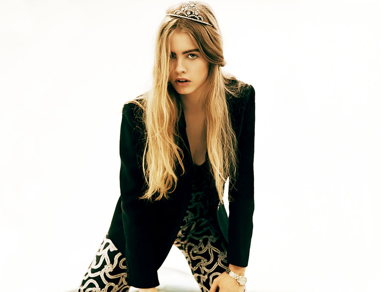 Más rebelde que nunca, con chaquetas y pantalones desparejados, superposiciones y tiaras como accesorio estrella. El sobrio look de oficinista por fin pasa al olvido.