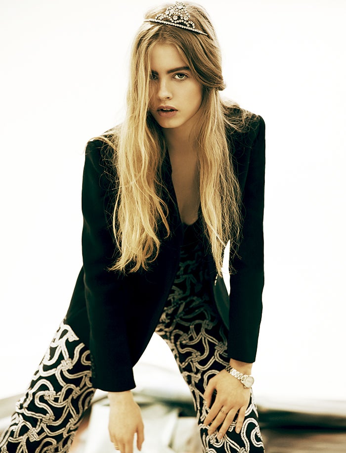 Pantalón con estampado de nudos, de Max Mara; body de Oysho y chaqueta de Pedro del Hierro. En la mano izquierda, reloj de Tag Heuer y anillo de Aristocrazy. En la dcha., sortija de Dinh Van. La tiara es de Saint Laurent. Estilismo: Carolina Badía. Maquillaje y peluquería: Iván Gómez (Kasteel Agent) para Balmain Paris Styling Line y Chanel.