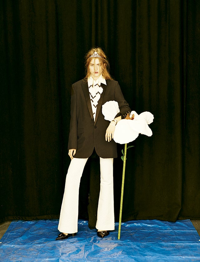 Pantalón de Carven con blusa de Chanel y blazer de Saint Laurent. Los zapatos son un diseño de Dior; el reloj es de Baume & Mercier; y el brazalete, de Dinh Van. Anillos de Aristocrazy y Dinh Van. Flor de papel, de Charo Acuña. Estilismo: Carolina Badía. Maquillaje y peluquería: Iván Gómez (Kasteel Agent) para Balmain Paris Styling Line y Chanel.