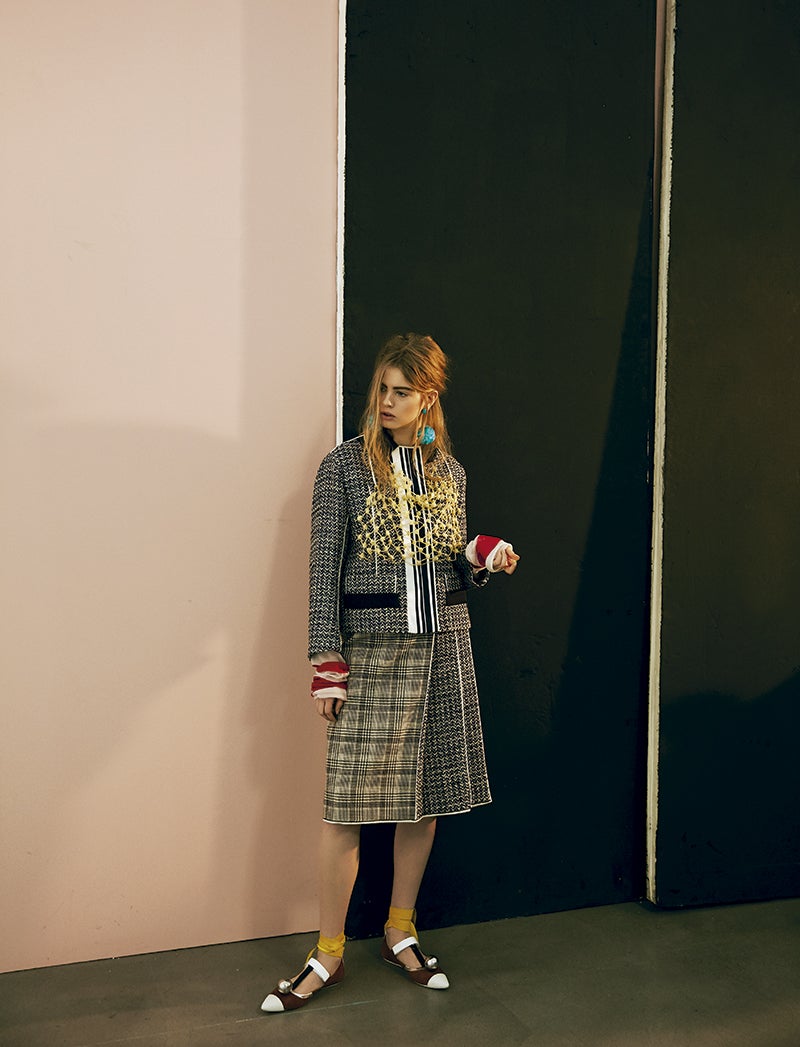 La modelo lleva un total look de Prada, con anillo modelo Spirale de Dinh Van. Estilismo: Carolina Badía. Maquillaje y peluquería: Iván Gómez (Kasteel Agent) para Balmain Paris Styling Line y Chanel.