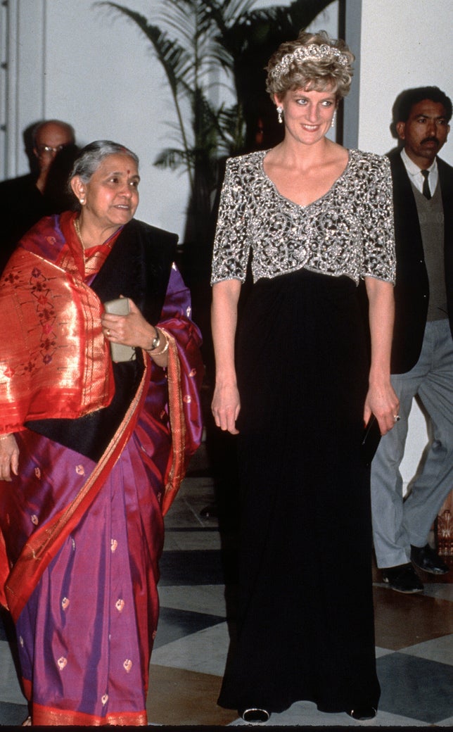 Para su look de fiesta, Diana se decantó por la sofisticación del negro y, como Kate Middleton, añadió una nota 'glitter' con los bordados joya de la chaqueta superpuesta.