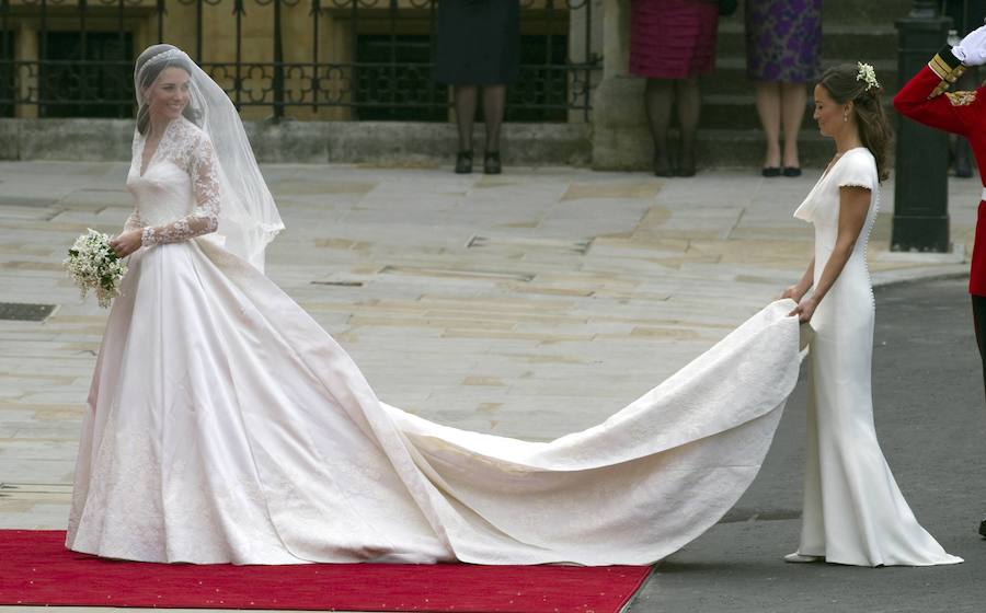 La Duquesa de Cambridge escogió para el día de su boda con el Príncipe Guillermo un diseño de Sarah Burton para Alexander McQueen que es ya uno de los más imitados por novias de todo el mundo.