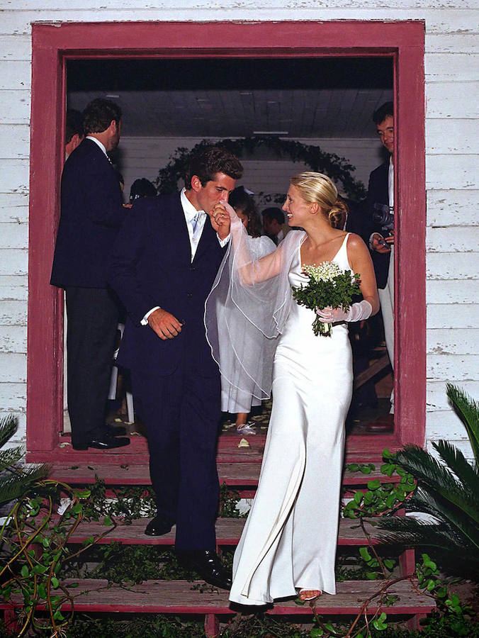 Para su boda con John F. Kennedy Jr, Carolyn Bessette optó por un diseño minimalista de Calvin Klein en color perla que ha sido imposible de olvidar.
