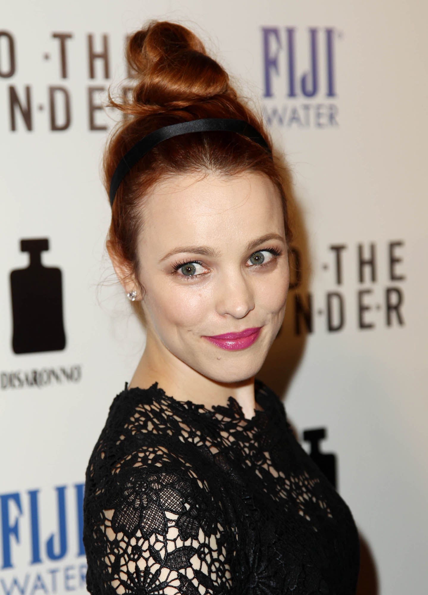 Un moño alto o 'top knot' puede parecer un peniado atrevido para una novia pero si lo combinas con un vestido sencillo es una opción acertada.