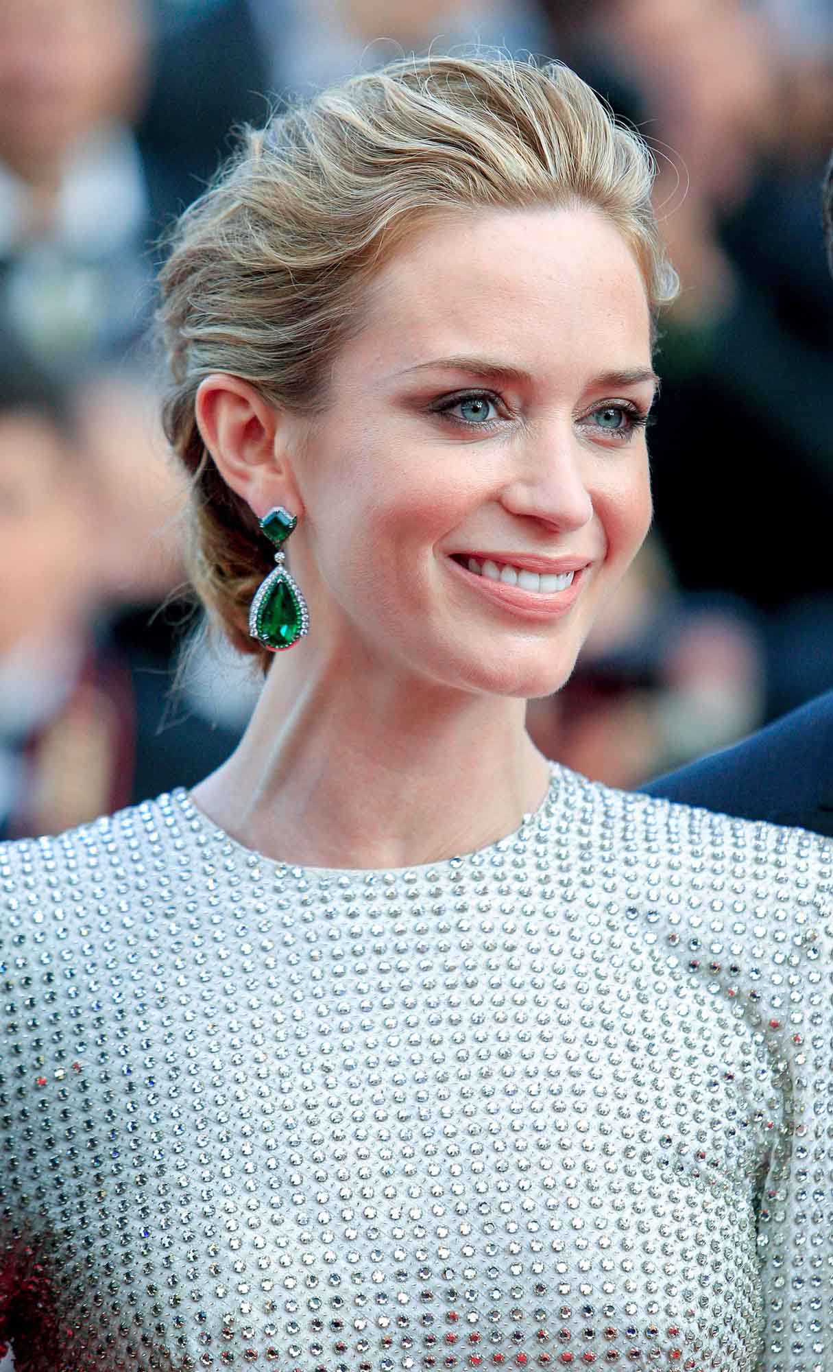 El recogido bajo con ligero volumen en las raíces es uno de los peinados más clásicos para novias. Una apuesta segura para novias clásicas y 'vintage'.