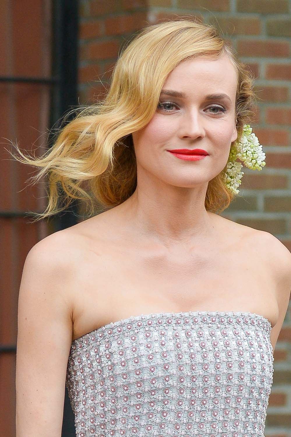 Otro binomio perfecto para novias románticas son las flores y las ondas. Si tienes un corte de pelo bob o una melena midi copia el look de Diane Kruguer.