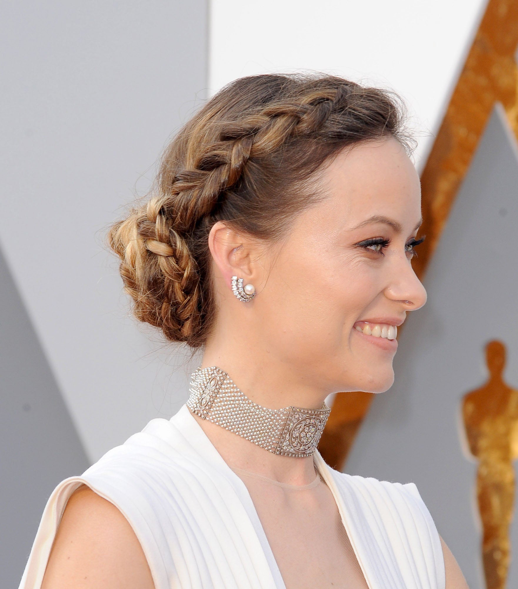 Recogido y trenzas es un binomio triunfador si eres una novia romántica. Copia este recogido trenzado que lució Olivia Wilde en los Oscar 2016 y brillarás el día de tu boda.