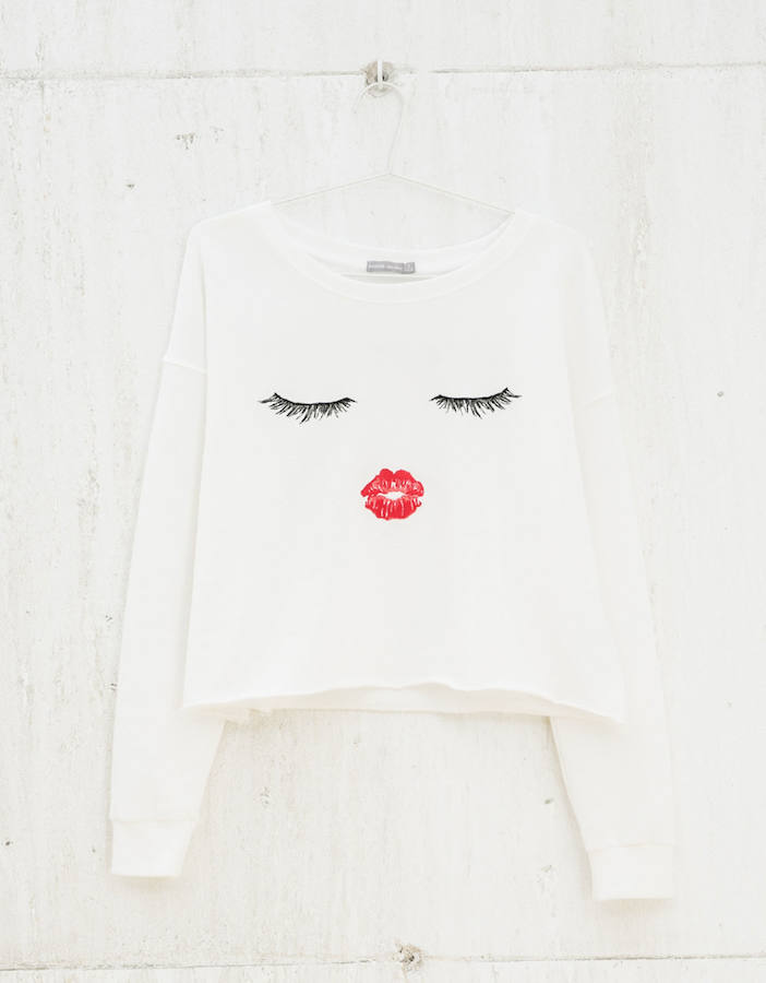 Con ojos y labios estampados, camiseta de manga larga en color blanco (Precio: 17.99 euros).