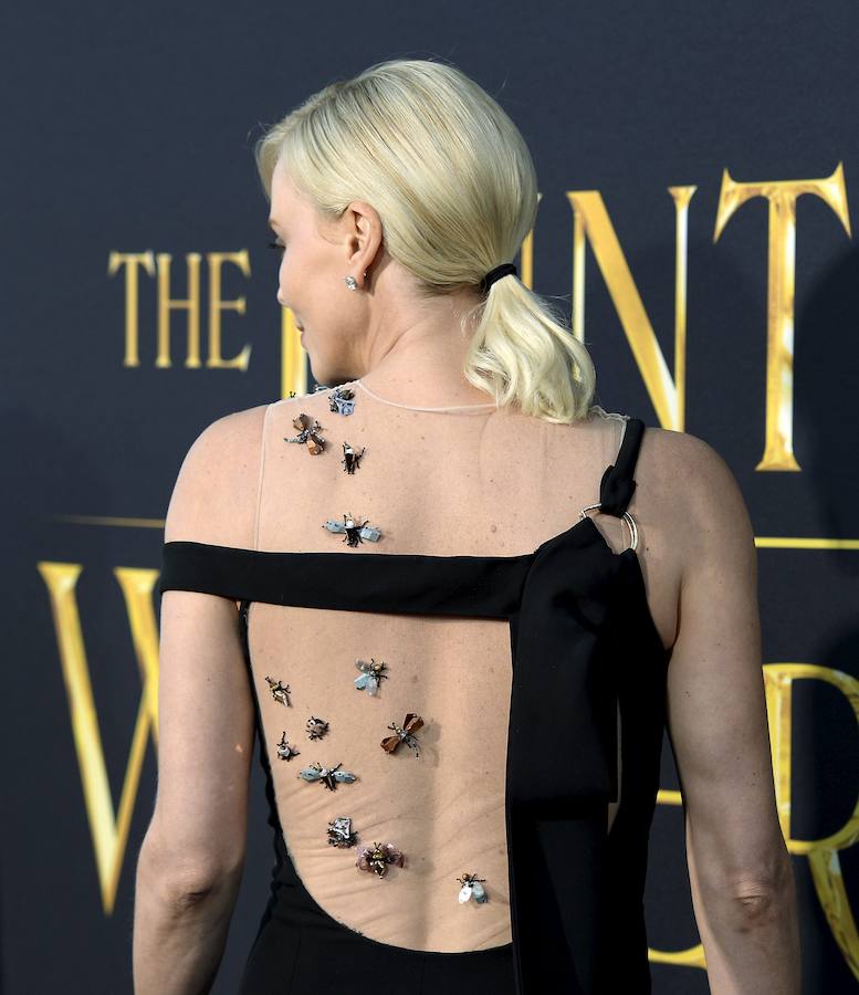 Insectos bordados sobre el vestido negro de Dior que escogió la actriz para acudir al estreno de 'El cazador y la Reina de Hielo'