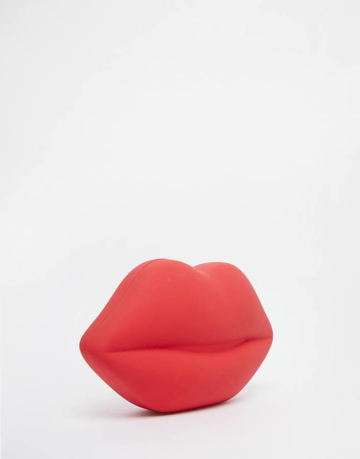 En Asos encontrarás este bolso de mano con forma de labios, de la firma Lulu Guinness (Precio: 345.99 euros)