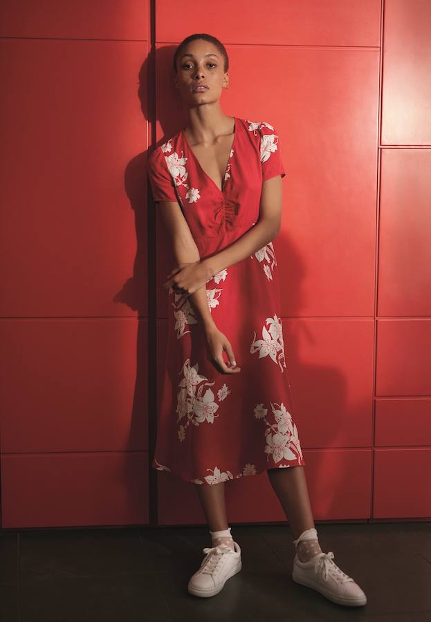 Con estampado floral en color blanco, vestido rojo de la colección de la firma británica