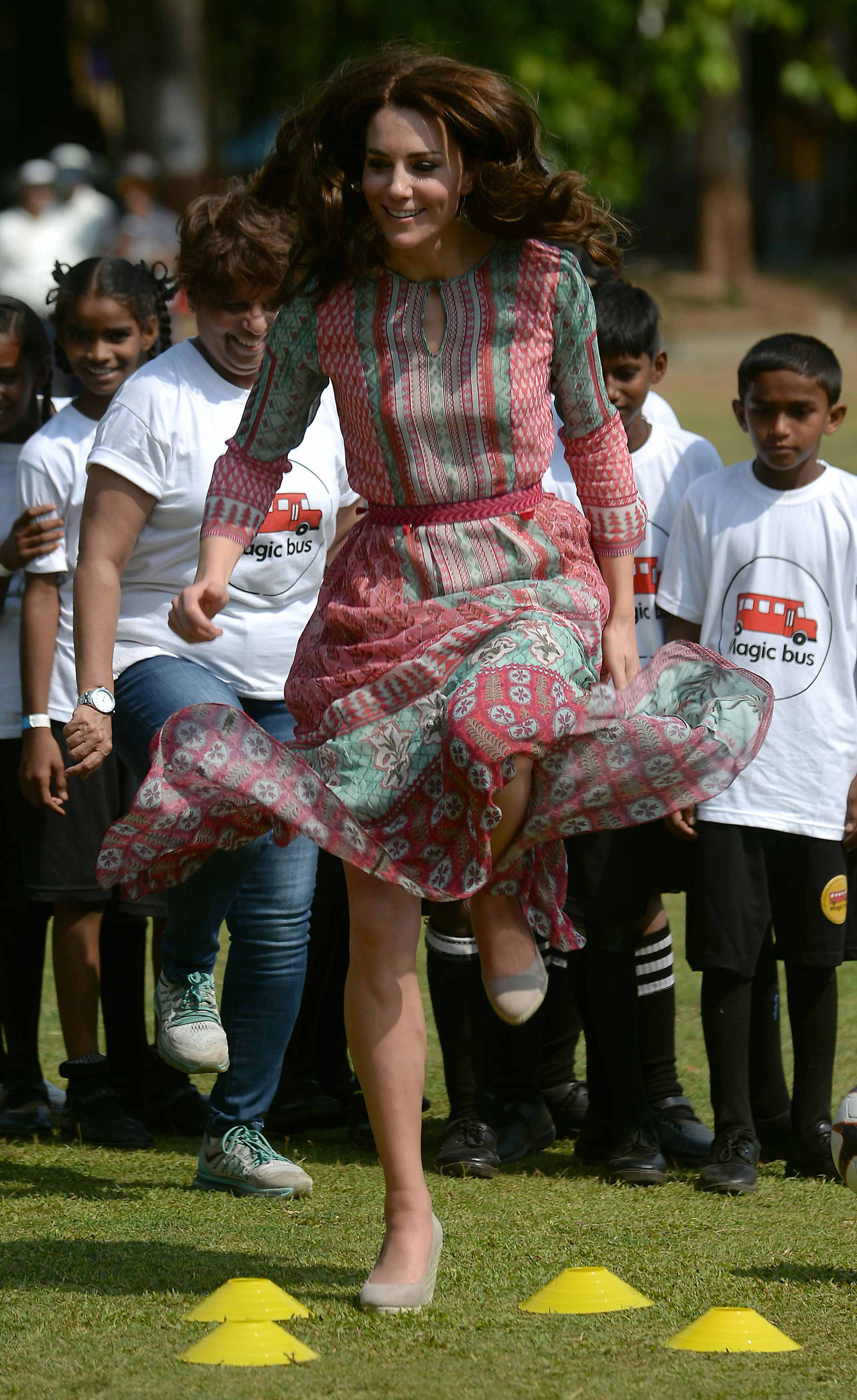 Para una divertida jornada de juegos y críquet Kate Middleton apostó por un vestido estampado de gasa vaporosa de inspiración 'boho' firmado por Anita Dongre, con cuñas de esparto de Stuart Weitzmann y unos pendientes 'low cost' de Accesorize.