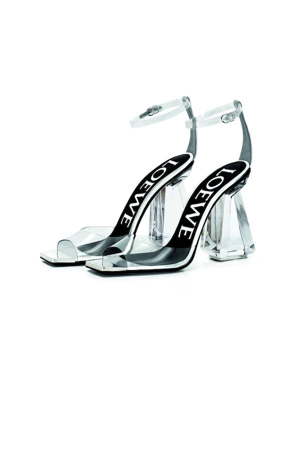 Soprende con estas originales sandalias transparentes de cómodo tacón por las que apuesta Loewe esta temporada.
