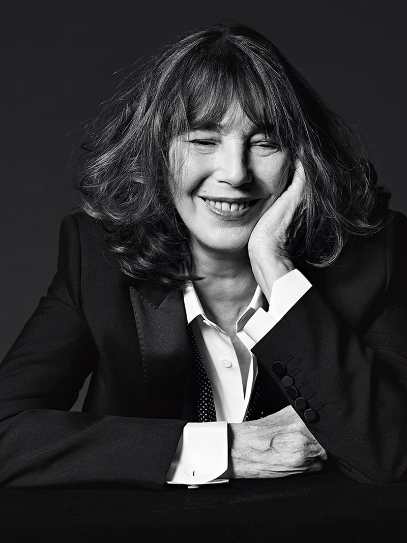 Icono desde los 60 (Hermès le dedicó el bolso que lleva su nombre), Jane Birkin es la nueva imagen de Saint Laurent, en una campaña con la que Hedi Slimane homenajea a sus ídolos. Este ha sido su último proyecto para la maison. Lo sustituye Anthony Vaccarello (ex de Versus), que presentará su primera colección en octubre.