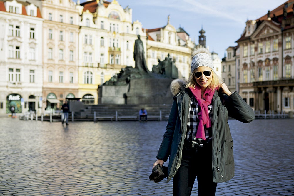 Ma´ia León paseando por la Plaza de la Ciudad Vieja
